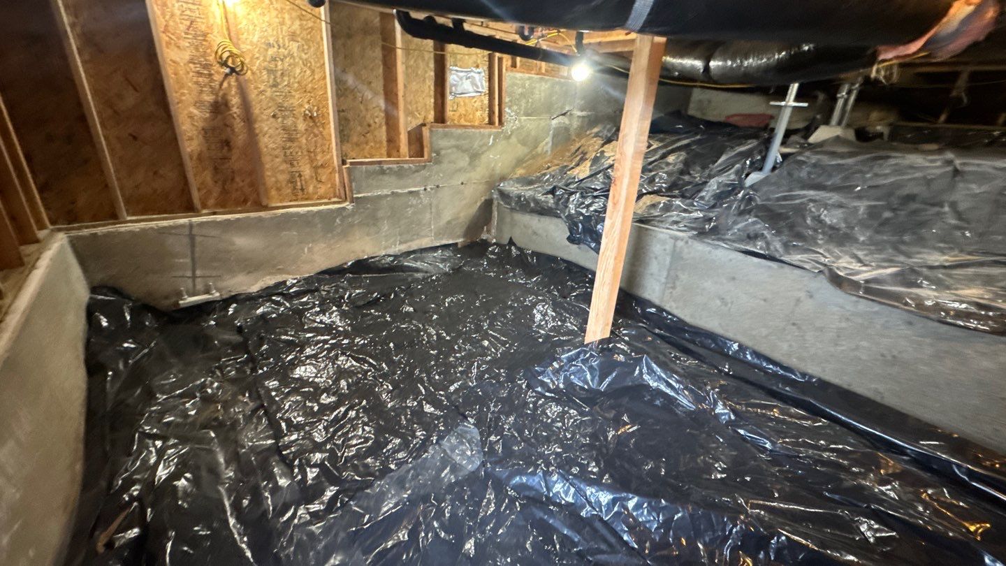 Crawl space with floor covering and support posts
